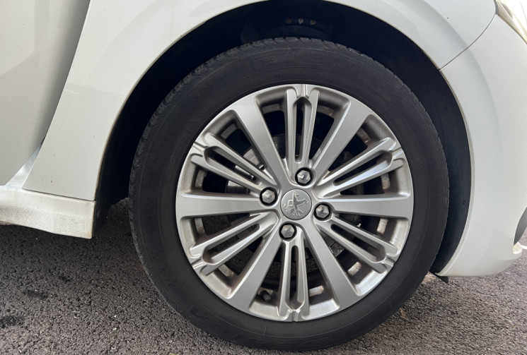 Peugeot 208 1.6 HDI 100 CH ALLURE BVM5