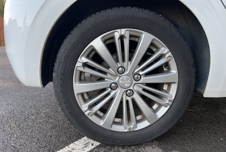 Peugeot 208 1.6 HDI 100 CH ALLURE BVM5