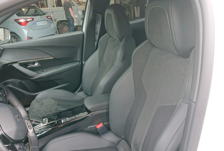 Peugeot 2008 1.2  PureTech 155 S&S GT Pack EAT8 / 1° Main