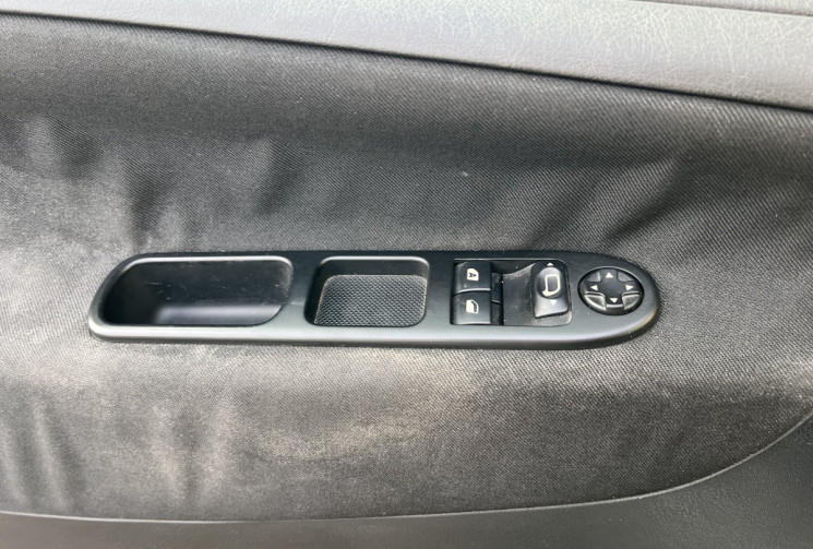 Peugeot 207 + 5 portes 1.4 HDi 68 cv