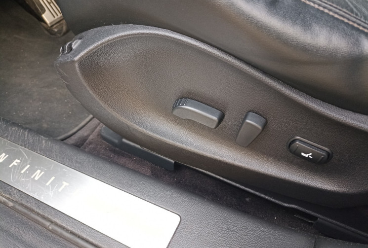 Infinity QX70 S 3.0L V6 238CH - Full Option - Bose - Toit ouvrant - Cuir - Camera 360 - ACC