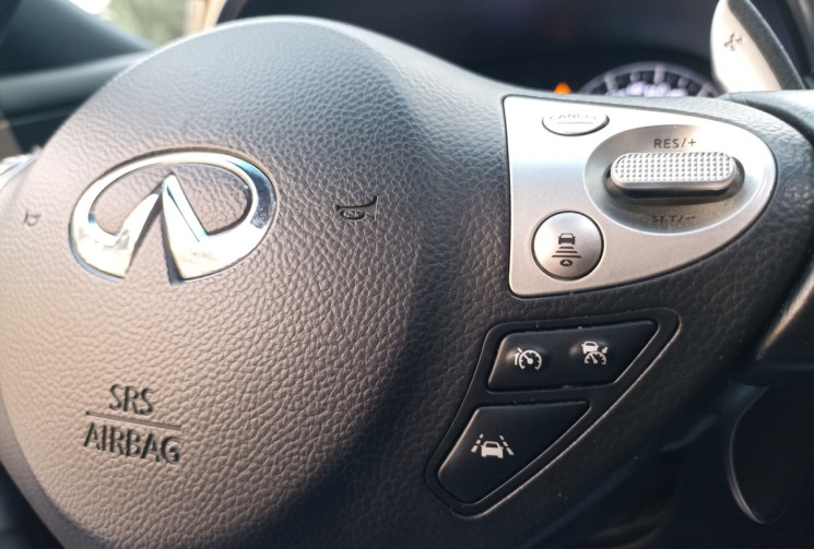 Infinity QX70 S 3.0L V6 238CH - Full Option - Bose - Toit ouvrant - Cuir - Camera 360 - ACC