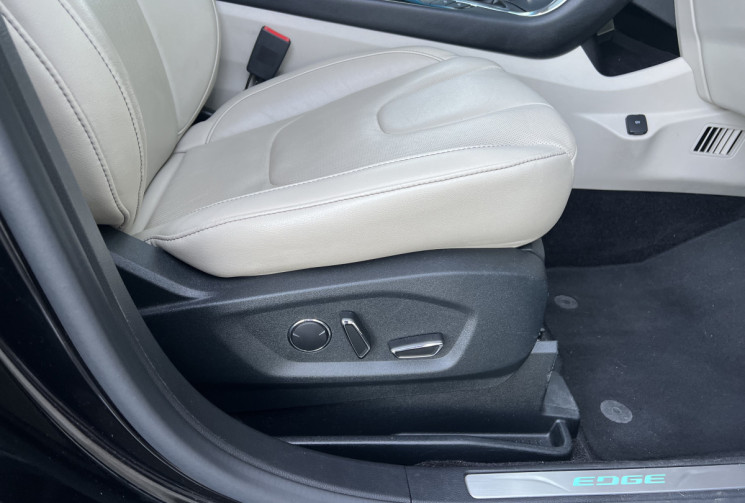 Ford EDGE 2.0 TDCi 4x4 Powershift 210 cv TITANIUM / Attelage / Toit ouvrant