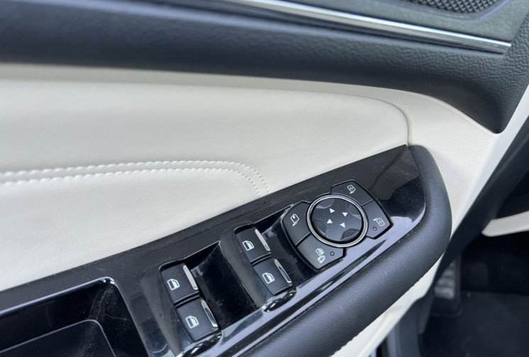 Ford EDGE 2.0 TDCi 4x4 Powershift 210 cv TITANIUM / Attelage / Toit ouvrant