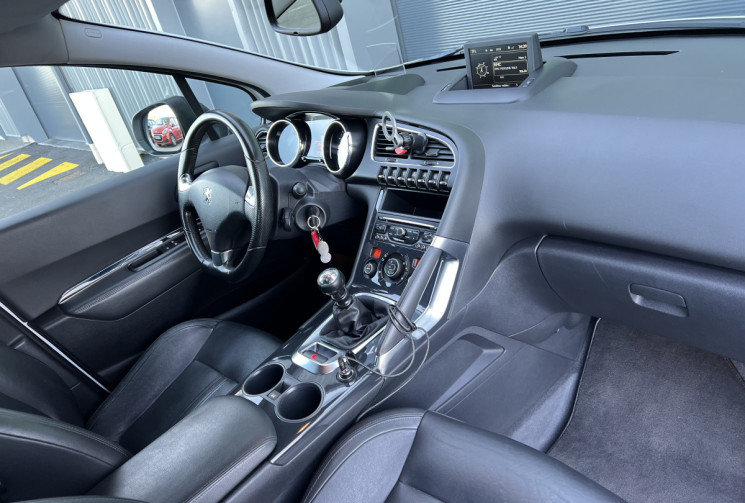 Peugeot 3008 2.0 BlueHDi 150 cv ALLURE - ATTELAGE- DISTRIBUTION NEUVE