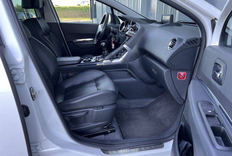 Peugeot 3008 2.0 BlueHDi 150 cv ALLURE - ATTELAGE- DISTRIBUTION NEUVE