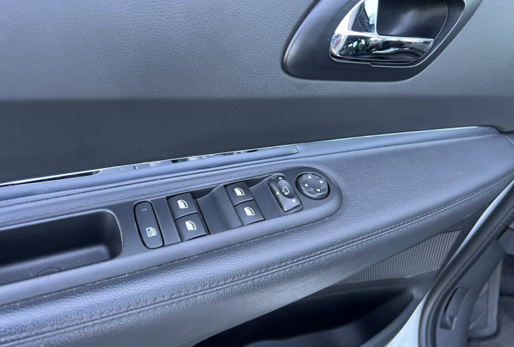 Peugeot 3008 2.0 BlueHDi 150 cv ALLURE - ATTELAGE- DISTRIBUTION NEUVE