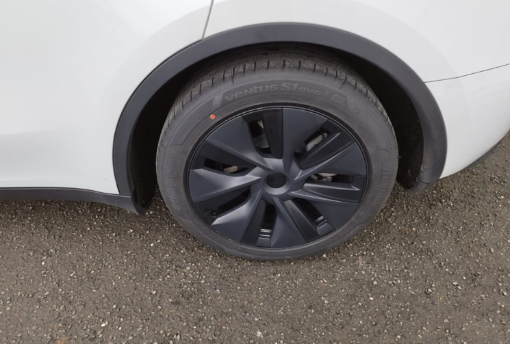 Tesla Model Y 300 CV RWD * STANDARD RANGE * 1ER MAIN