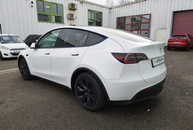Tesla Model Y 300 CV RWD * STANDARD RANGE * 1ER MAIN