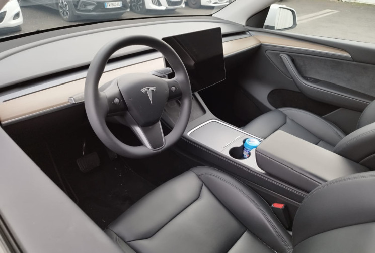 Tesla Model Y 300 CV RWD * STANDARD RANGE * 1ER MAIN