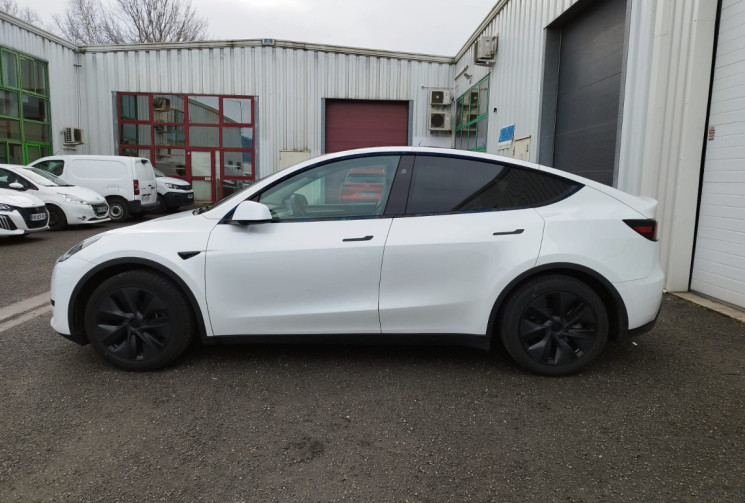 Tesla Model Y 300 CV RWD * STANDARD RANGE * 1ER MAIN