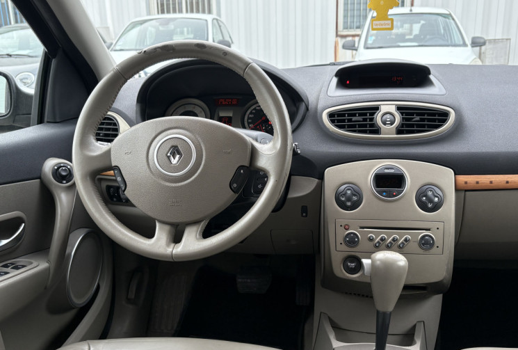 Renault Clio III Initiale Paris 5p 1.6i 110cv * Boîte Auto * Cuir * Clim Auto * Radars * Attelage