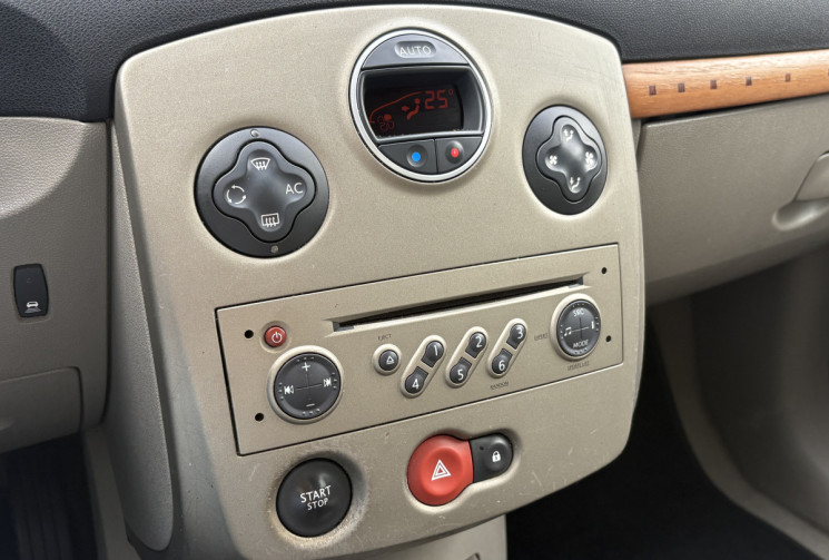 Renault Clio III Initiale Paris 5p 1.6i 110cv * Boîte Auto * Cuir * Clim Auto * Radars * Attelage