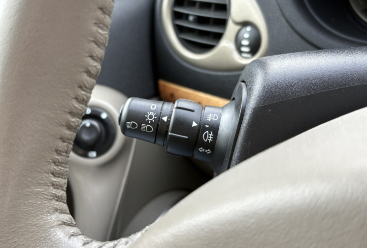 Renault Clio III Initiale Paris 5p 1.6i 110cv * Boîte Auto * Cuir * Clim Auto * Radars * Attelage