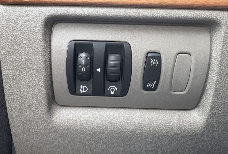 Renault Clio III Initiale Paris 5p 1.6i 110cv * Boîte Auto * Cuir * Clim Auto * Radars * Attelage