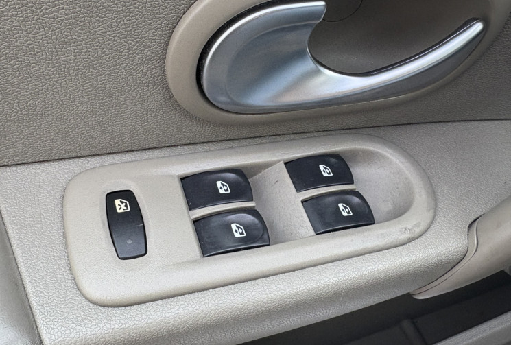 Renault Clio III Initiale Paris 5p 1.6i 110cv * Boîte Auto * Cuir * Clim Auto * Radars * Attelage