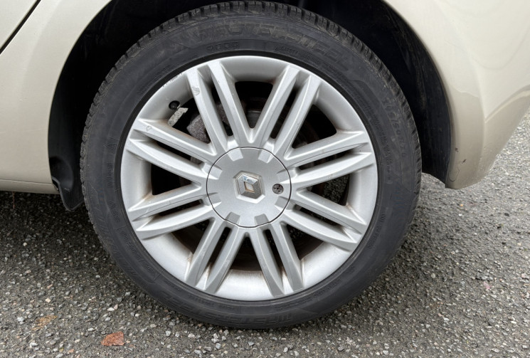 Renault Clio III Initiale Paris 5p 1.6i 110cv * Boîte Auto * Cuir * Clim Auto * Radars * Attelage