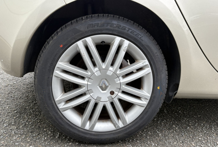 Renault Clio III Initiale Paris 5p 1.6i 110cv * Boîte Auto * Cuir * Clim Auto * Radars * Attelage