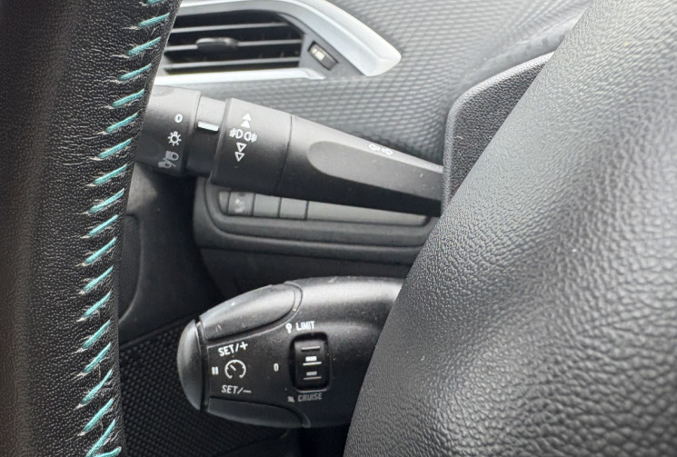 Peugeot 2008 URBAN CROSS 1.6 BlueHDi 99 cv * DISTRIBUTION NEUVE *