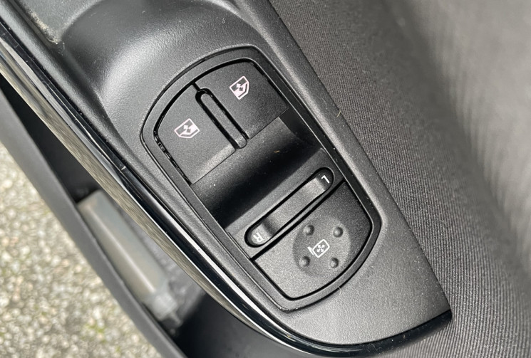 Opel Corsa 1.4 i 16V 75 cv ENJOY