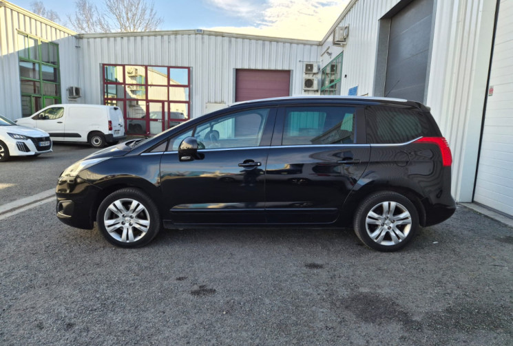 Peugeot 5008 I PHASE 2 1.6 HDi 115CV ALLURE * TOIT PANORAMIQUE * ATTELAGE * 7 PLACES * FULL OPTIONS