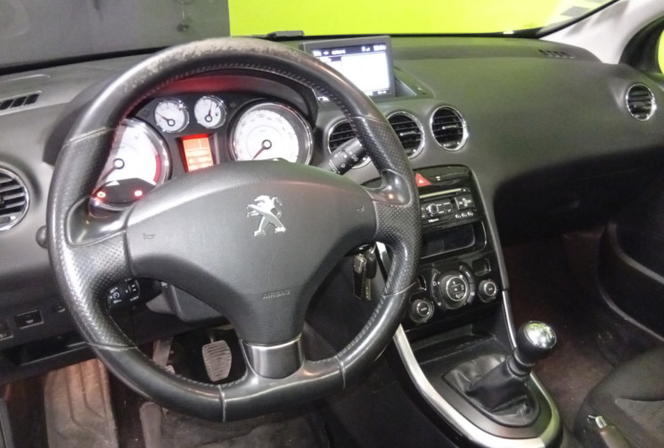 Peugeot 308 1.6 l  112 cv PREMIUM (Toit panoramique)