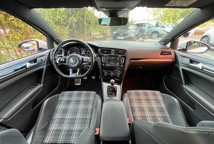 Volkswagen Golf 7 GTD 2.0 TDI 184 / SUIVI D'ENTRETIEN / DYNAUDIO / CAMERA / SIEGES CHAUFFANTS