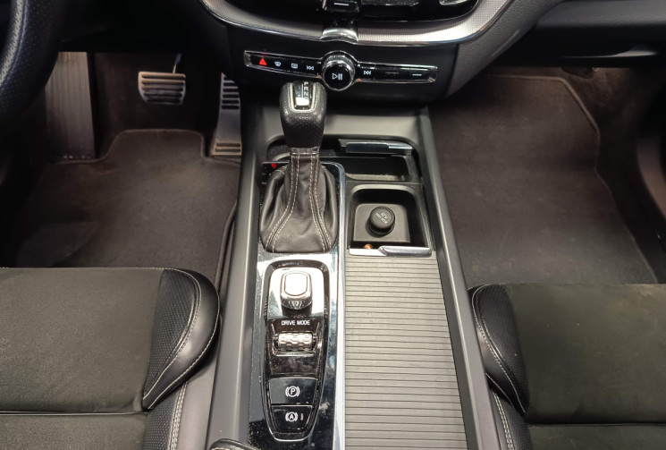 Volvo XC60 R DESIGN 4WD ENTRETIEN A JOUR 