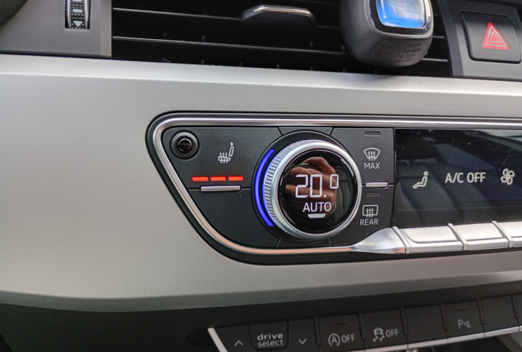 Audi A4 Avant 40 TDI 190ch Design S tronic / Attelage Electrique