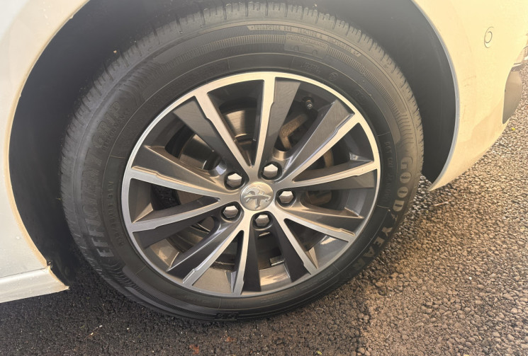 Peugeot 308 II (T9) 1.2 i 130 ch EAT6 ALLURE