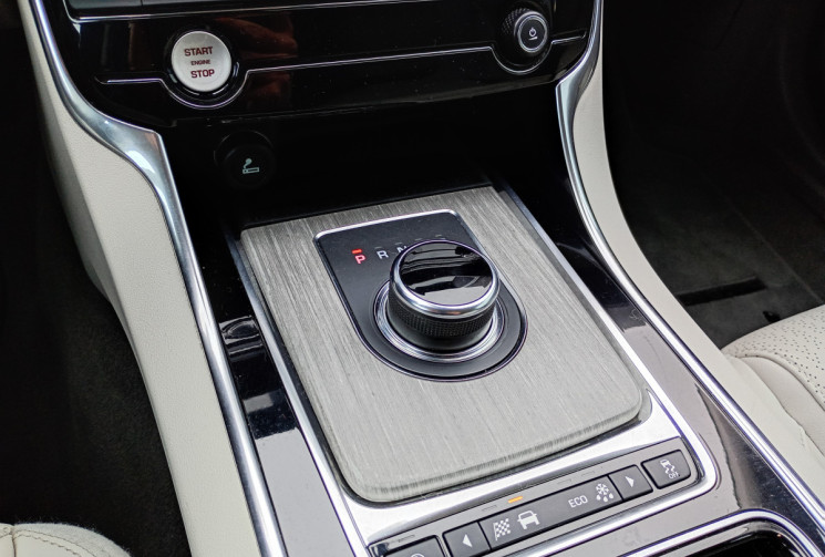 Jaguar XE 2.0 D 180 Ch Finition Portfolio (Finition Premium Jaguar)