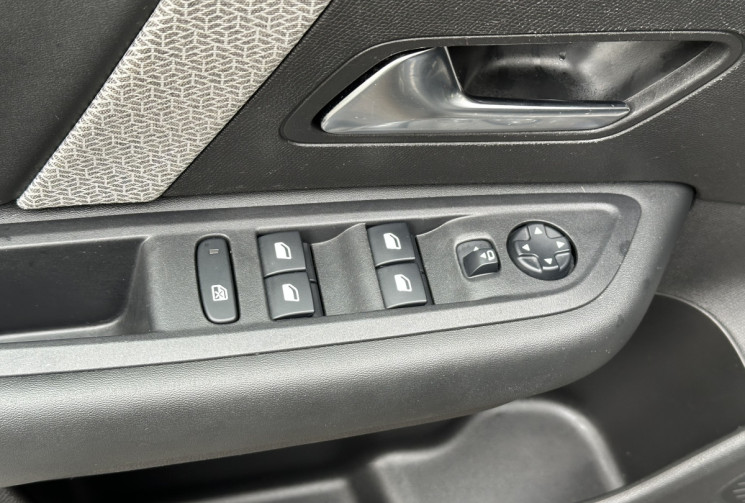 Citroën C4 Shine 1.5 HDI 130 EAT8 / Carplay / Tete haute / Camera / Entretien complet Citroen