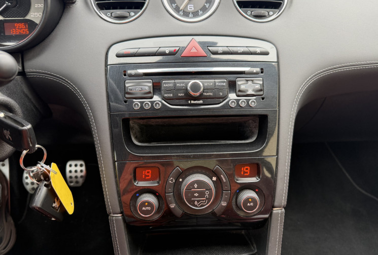 Peugeot RCZ 2.0 HDI 163 CH /CUIR ROUGE/SIEGES CHAUFFANTS - DISTRIBUTION NEUVE