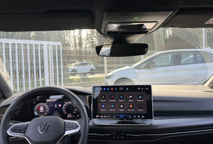 Volkswagen Golf 8 Phase 2 1.5 eTSI 116 R-Line DSG7 / Volant et Sièges Chauffants / Carplay / Caméra