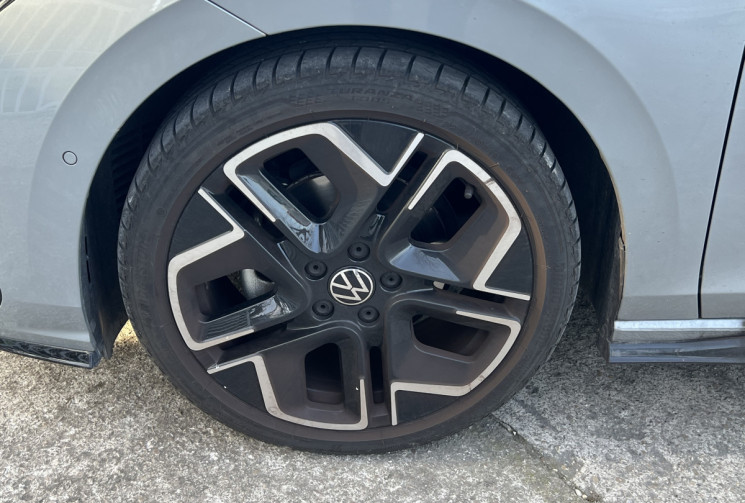 Volkswagen Golf 8 Phase 2 1.5 eTSI 116 R-Line DSG7 / Volant et Sièges Chauffants / Carplay / Caméra