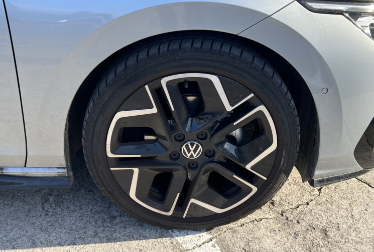 Volkswagen Golf 8 Phase 2 1.5 eTSI 116 R-Line DSG7 / Volant et Sièges Chauffants / Carplay / Caméra
