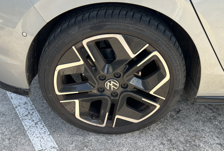 Volkswagen Golf 8 Phase 2 1.5 eTSI 116 R-Line DSG7 / Volant et Sièges Chauffants / Carplay / Caméra