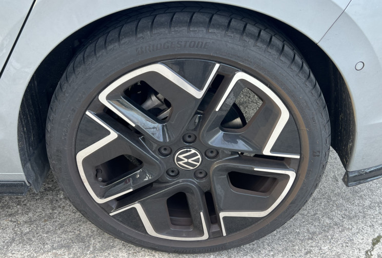 Volkswagen Golf 8 Phase 2 1.5 eTSI 116 R-Line DSG7 / Volant et Sièges Chauffants / Carplay / Caméra