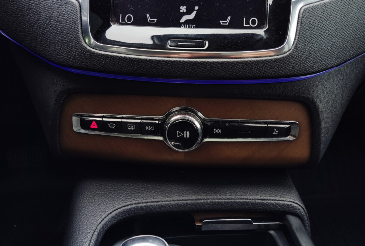 Volvo XC90 T8 Twin Engine 320 + 87ch Momentum Geartronic 7