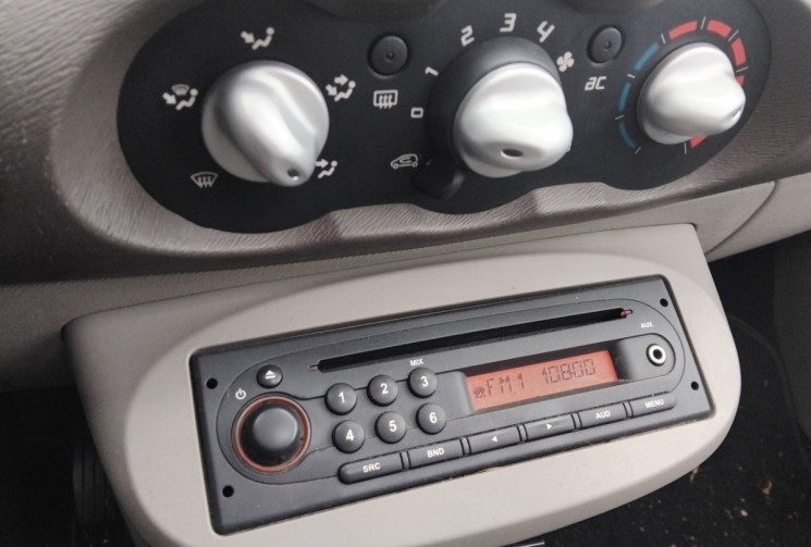 Renault Twingo II (X44) 1.2 i  L 75 cv - Toit Ouvrant - Radar de recul