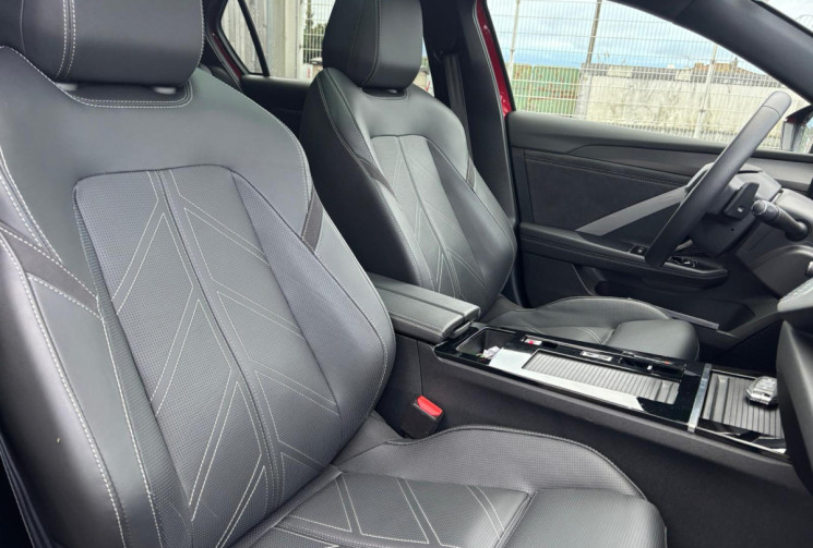 Opel Astra 1.6 HYBRID 225 GS / TOIT OUVRANT / ETAT NEUF / GARANTIE CONSTRUCTEUR JUSQU'EN JUIN 2027