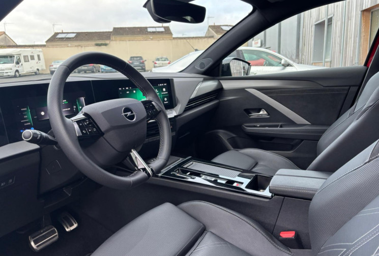 Opel Astra 1.6 HYBRID 225 GS / TOIT OUVRANT / ETAT NEUF / GARANTIE CONSTRUCTEUR JUSQU'EN JUIN 2027