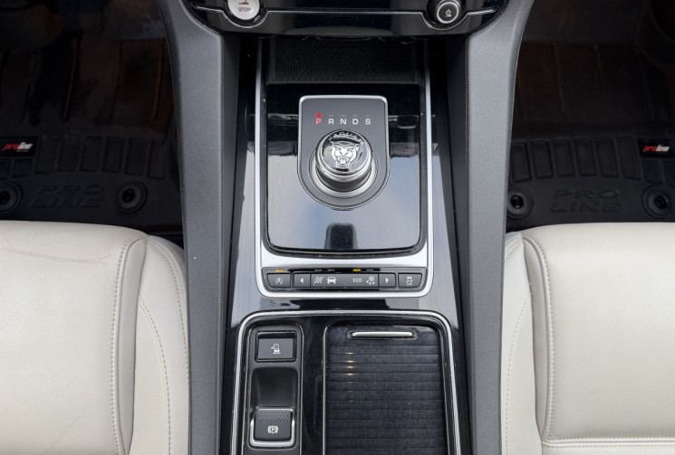 Jaguar F-Pace 3.0 D PRESTIGE V6 AWD 300 / MERIDIAN / CAMERA / HAYON ELECTRIQUE