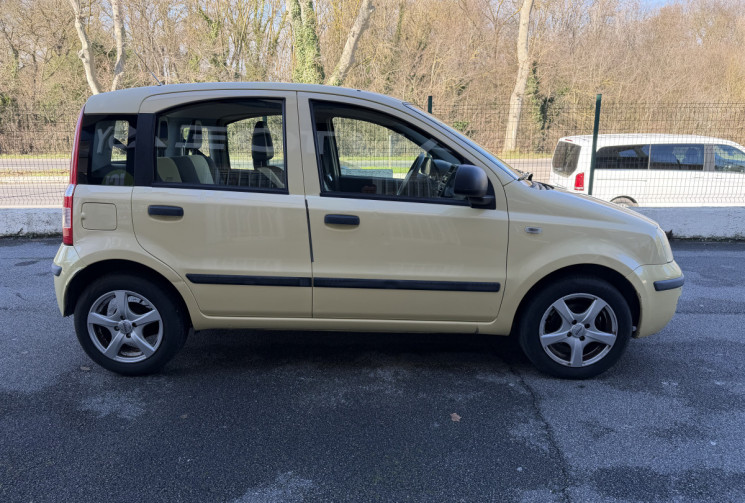 FIAT Panda  II 5P 1.2i 70 * ENTRETIEN + CT + DISTRI + PNEUS OK * GARANTIE 6 MOIS 