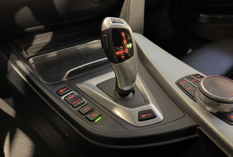 BMW Série 3 330e 252 F30 LCI Luxury + options / première main / entretien BMW complet