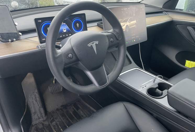 Tesla Model Y Standard RWD Plus MY 2022 + option *Pilote automatique pleine capacité*