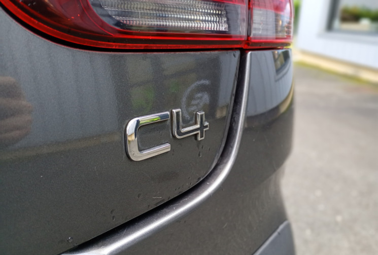 Citroën C4 CACTUS 1.5 Bluehdi 100 ch Shine / Attelage