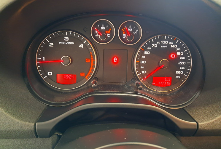 Audi A3  II 8P 1.6 TDI 105 DPF Start/Stop Attraction 3PORTES CUIR - TBE - SUIVI GGE - GARANTIE  