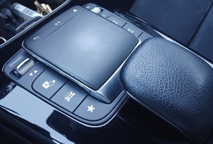 Mercedes CLASSE A BERLINE   200 AMG Line 8G-DCT – 150 ch – Toit ouvrant – Suivi mercedes