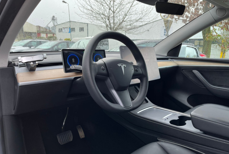 Tesla Model Y Standard RWD Plus MY 22 + option *Pilote automatique pleine capacité*